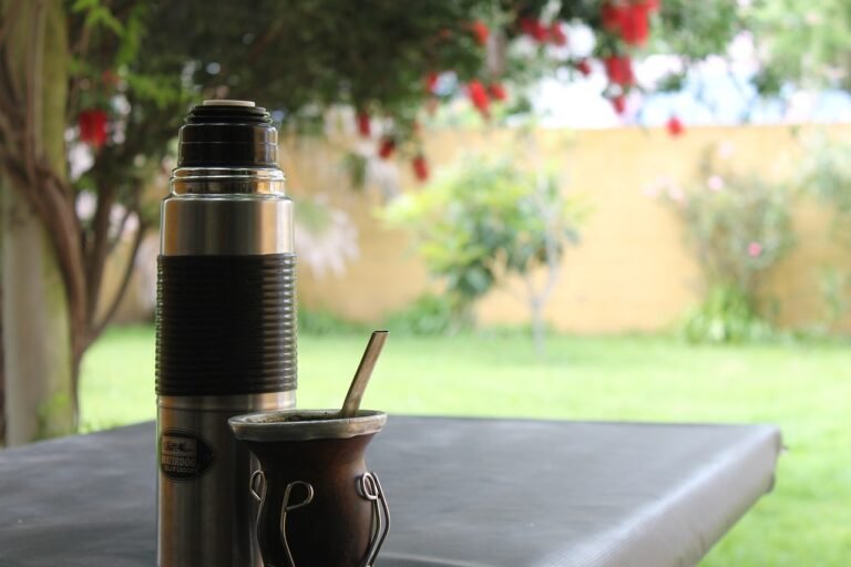 termo para mate en el campo durante una jornada rural