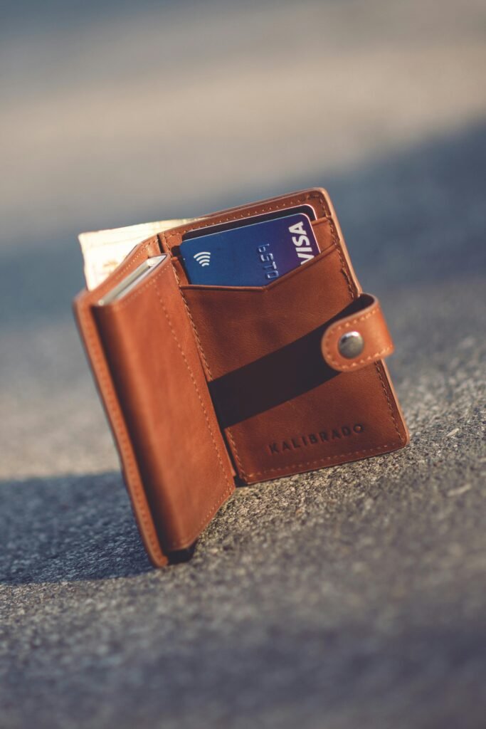 Cartera de cuero para mujer con protección RFID, diseño elegante y compacto
