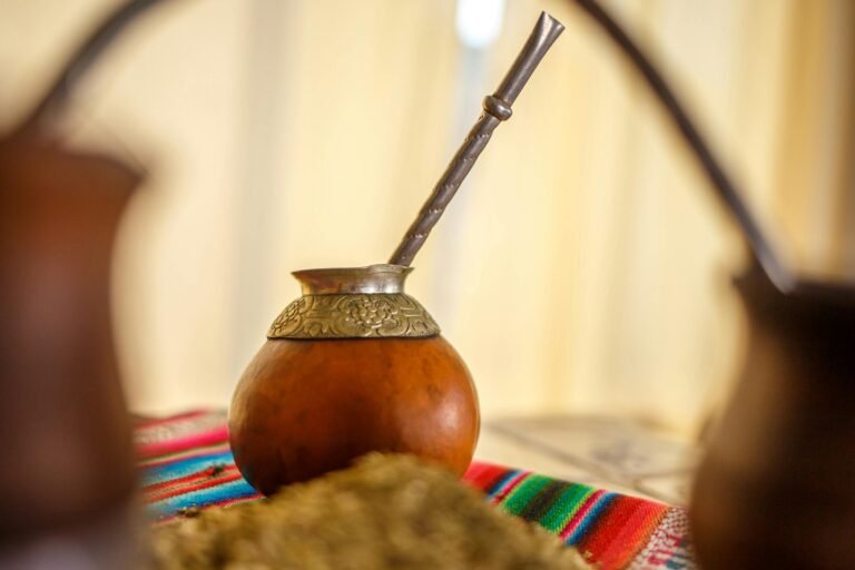 barcitec. Mate tradicional argentino con yerba mate, símbolo cultural de Sudamérica y sus beneficios en la vida cotidiana