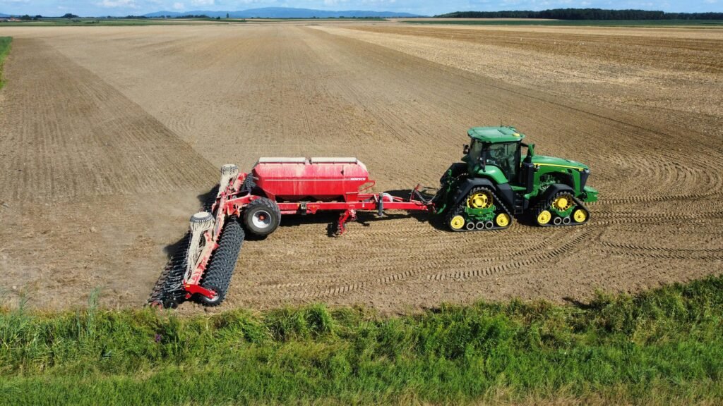tractor arando, tecnología para el campo moderno