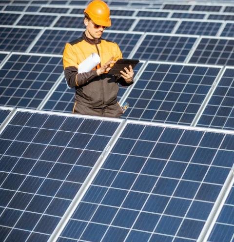 hombre trabajando con paneles solares