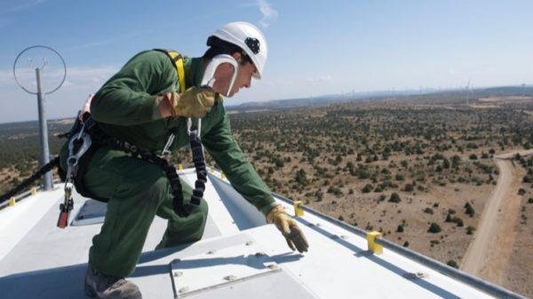 hombre trabajando con paneles solares