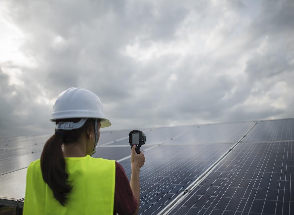 mujer trabajando con paneles solares
